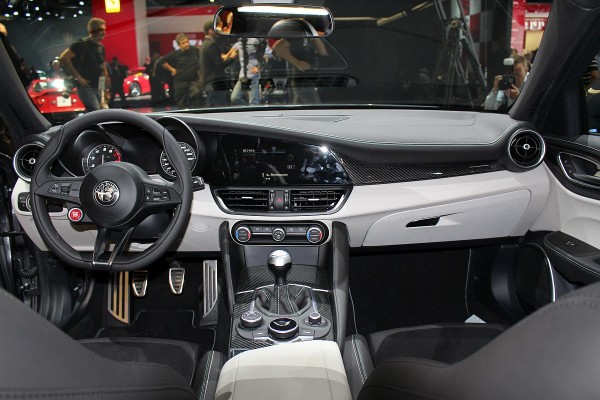 Alfa Giulia Cockpit 2