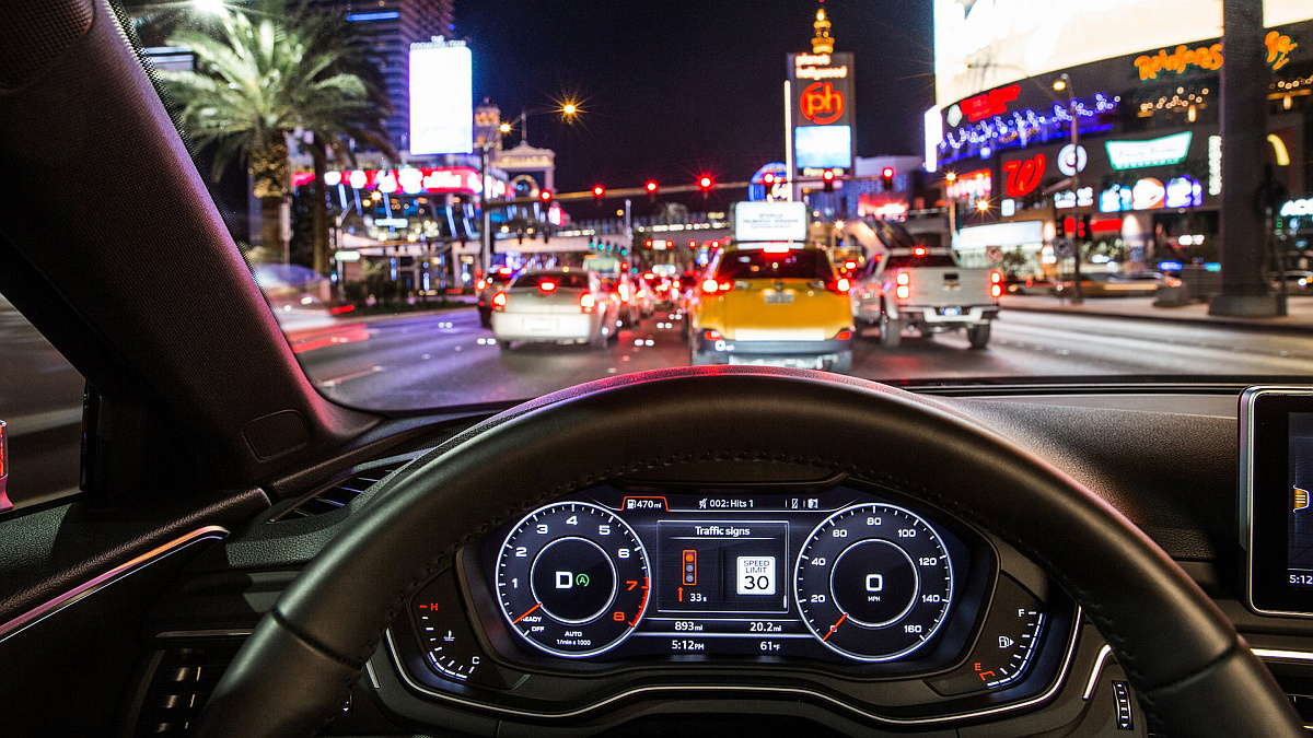 „Time-to-Green“: Der Fahrer sieht im Audi virtual cockpit oder Head-up-Display, ob er im Rahmen der erlaubten Geschwindigkeit die nächste grüne Ampel erreicht. Bild: Audi AG