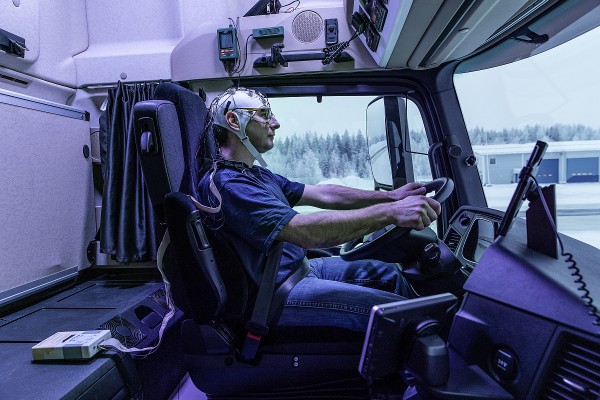 Daimler Trucks Tests mit künstlichem Tageslicht im LKW-Fahrerhaus 3